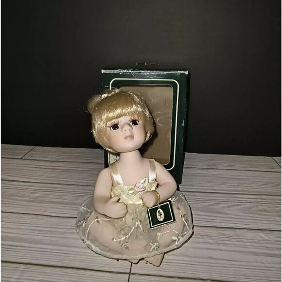 Geppeddo Porcelain Collectible Doll Taci Mini Ballerina Blonde Hair 6"in w Box - Picture 3 of 13